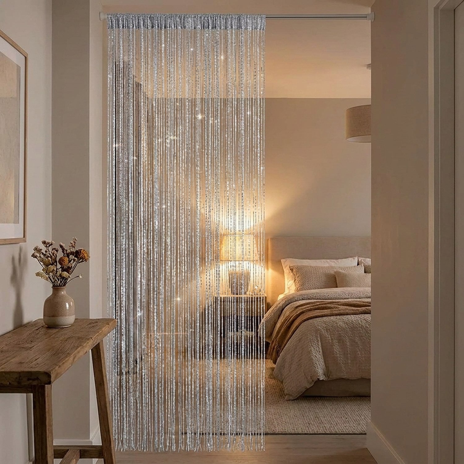 Rideau à fils scintillants gris en séparation entre une entrée et une chambre