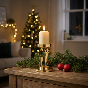 Chandelier de Noël doré à motif renne sur une console avec sapin illuminé