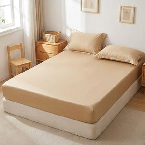 Drap-housse beige satin brossé sur un lit dans une chambre enfant lumineuse