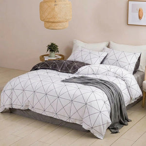 Parure de lit géométrique blanche à fines lignes sur un lit dans une chambre scandinave lumineuse
