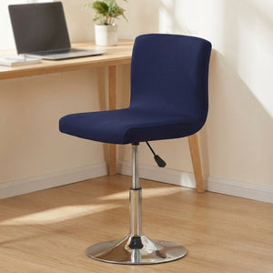 Housse de chaise bleu marine sur une chaise de bureau à domicile