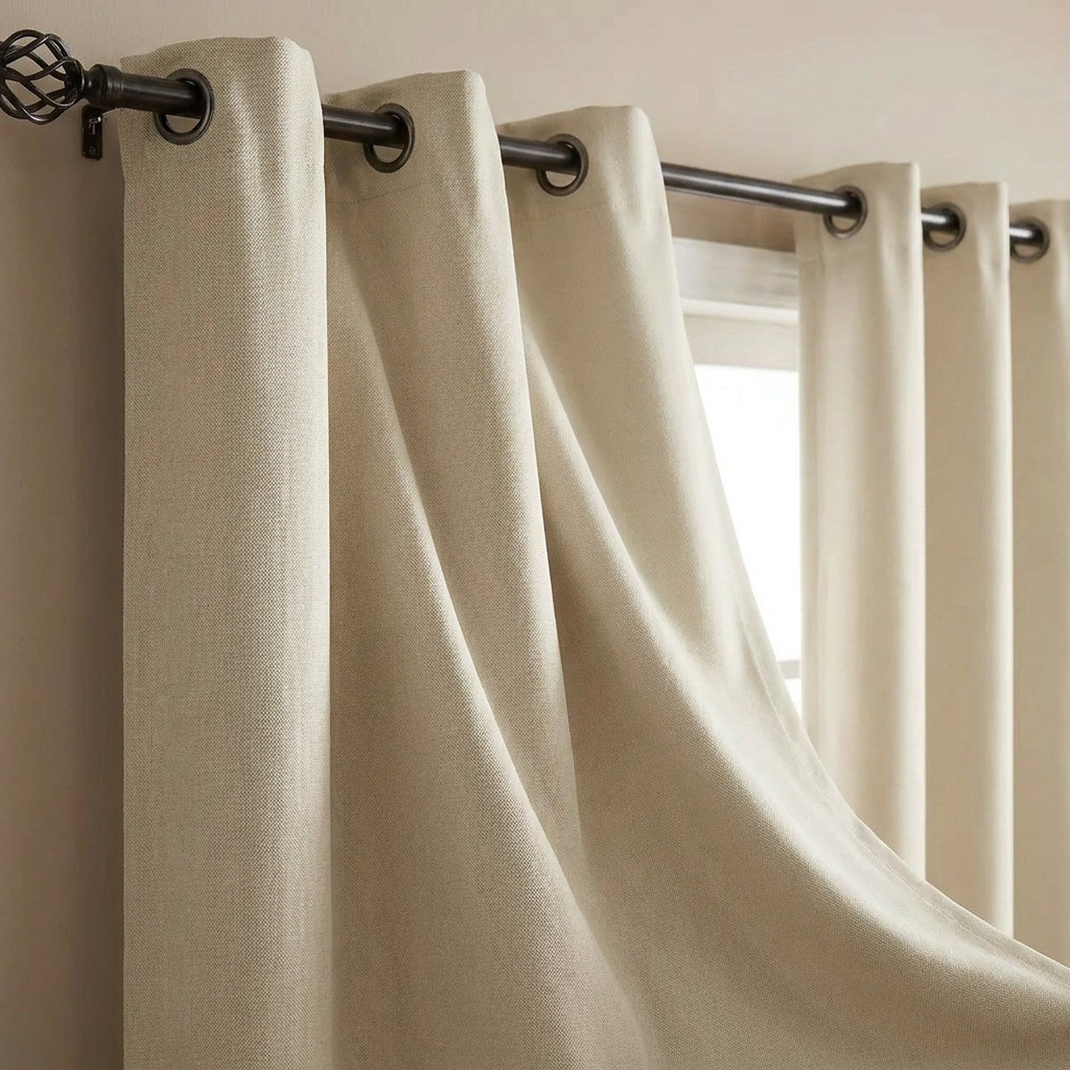 Gros plan sur le tissu et les œillets du rideau occultant beige