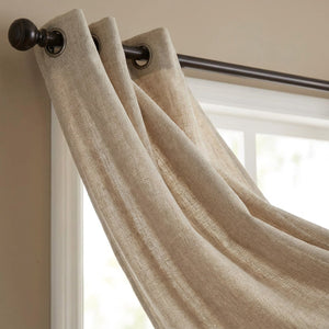 Gros plan sur le tissu effet lin et les œillets du rideau occultant beige