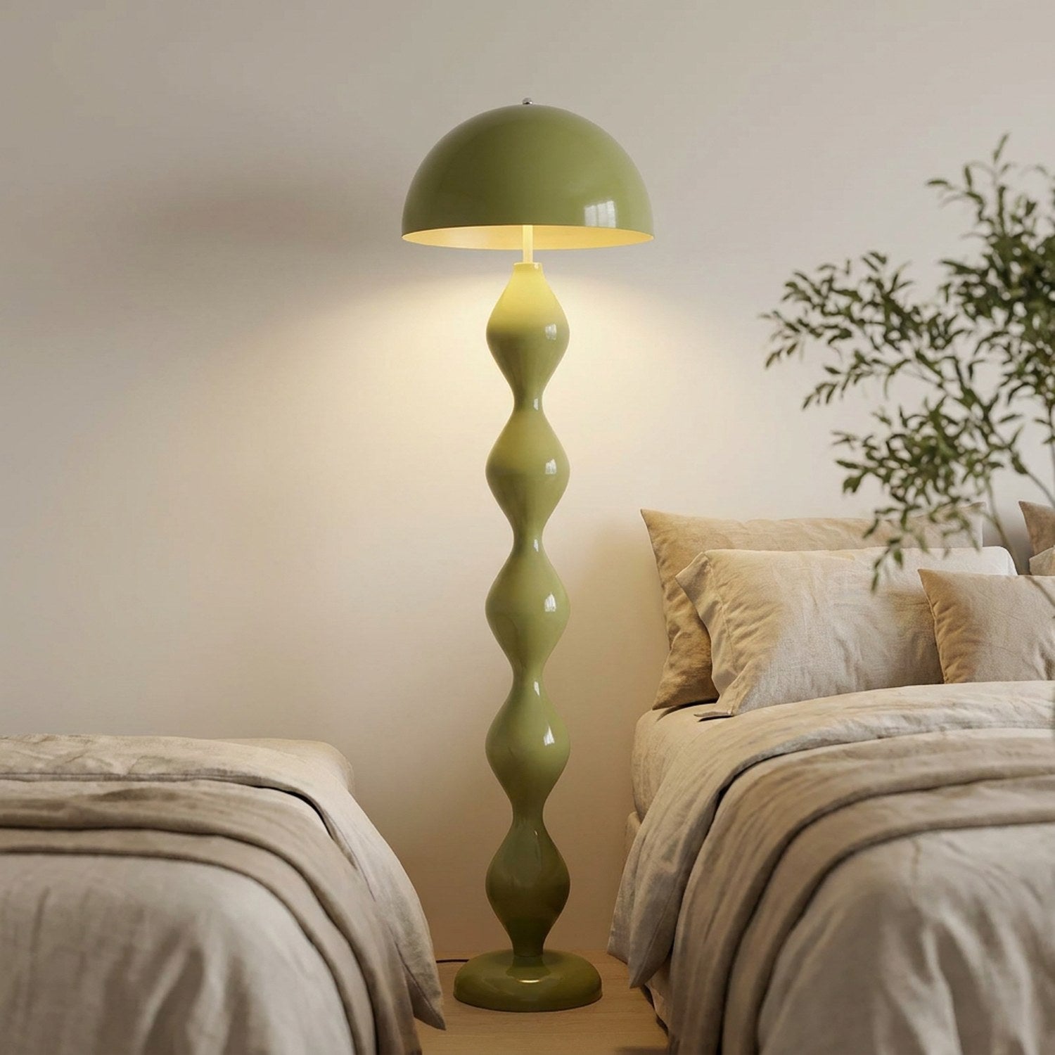 Lampadaire champignon vert olive allumé dans une chambre cosy au linge de lit naturel