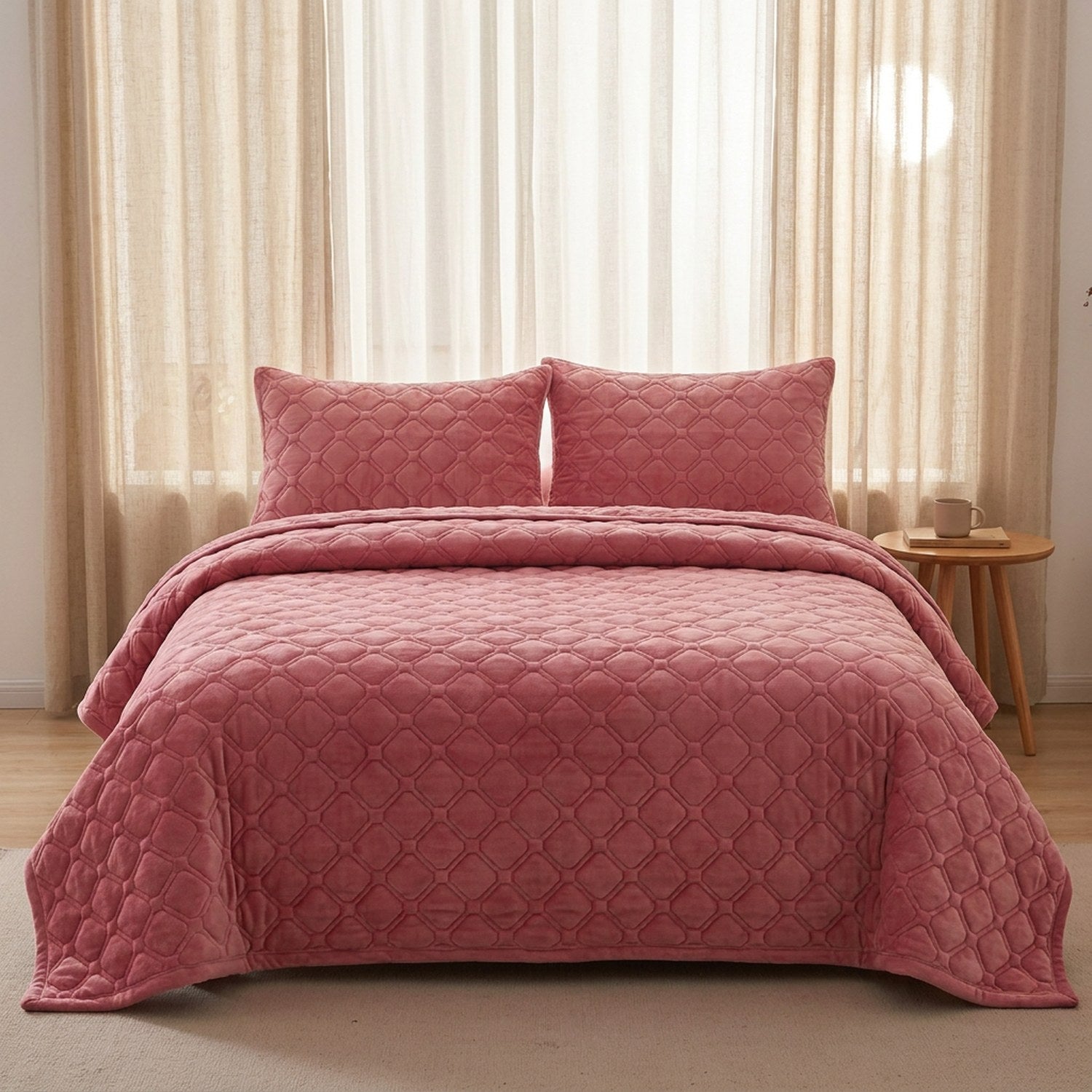 Couvre-lit matelassé rose face à un voilage dans une chambre scandinave lumineuse