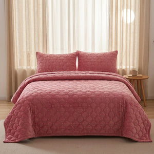 Couvre-lit matelassé rose face à un voilage dans une chambre scandinave lumineuse