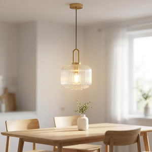 Suspension en verre cannelé allumée au-dessus d'une table à manger scandinave