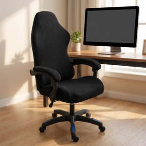 Housse de chaise gaming noire près d'un bureau en bois avec plante verte