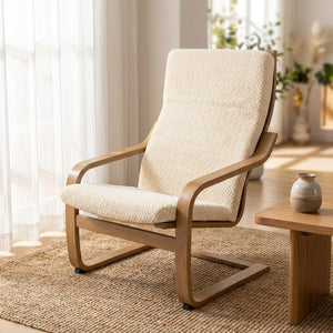 Housse de fauteuil beige jacquard près d'une fenêtre avec tapis en jute et petite table basse