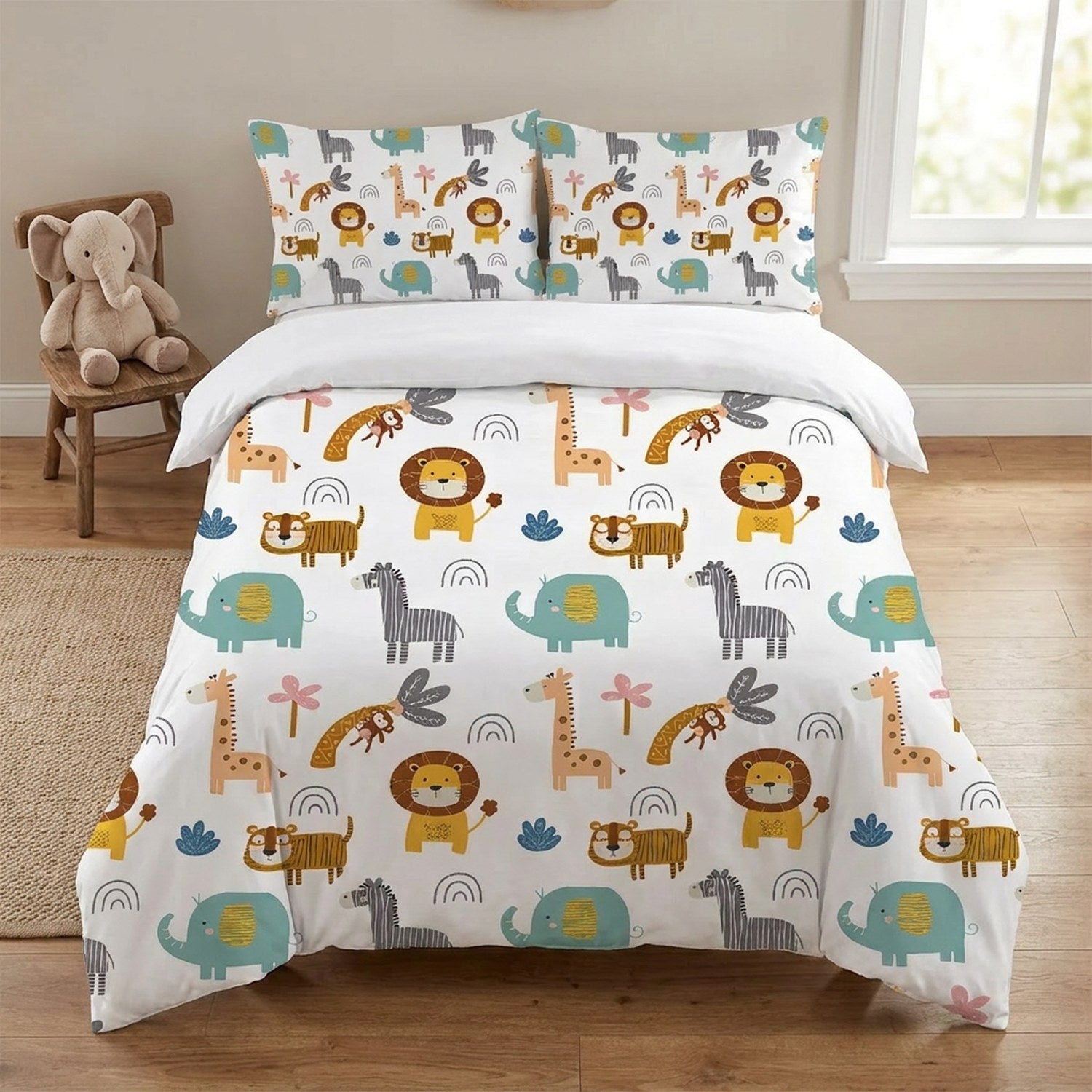 Parure de lit animaux sauvages faite sur un lit avec doudou éléphant sur une chaise en bois