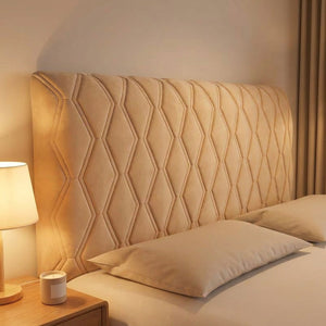Housse de tête de lit capitonnée en velours dans une chambre chaleureuse avec lampe de chevet