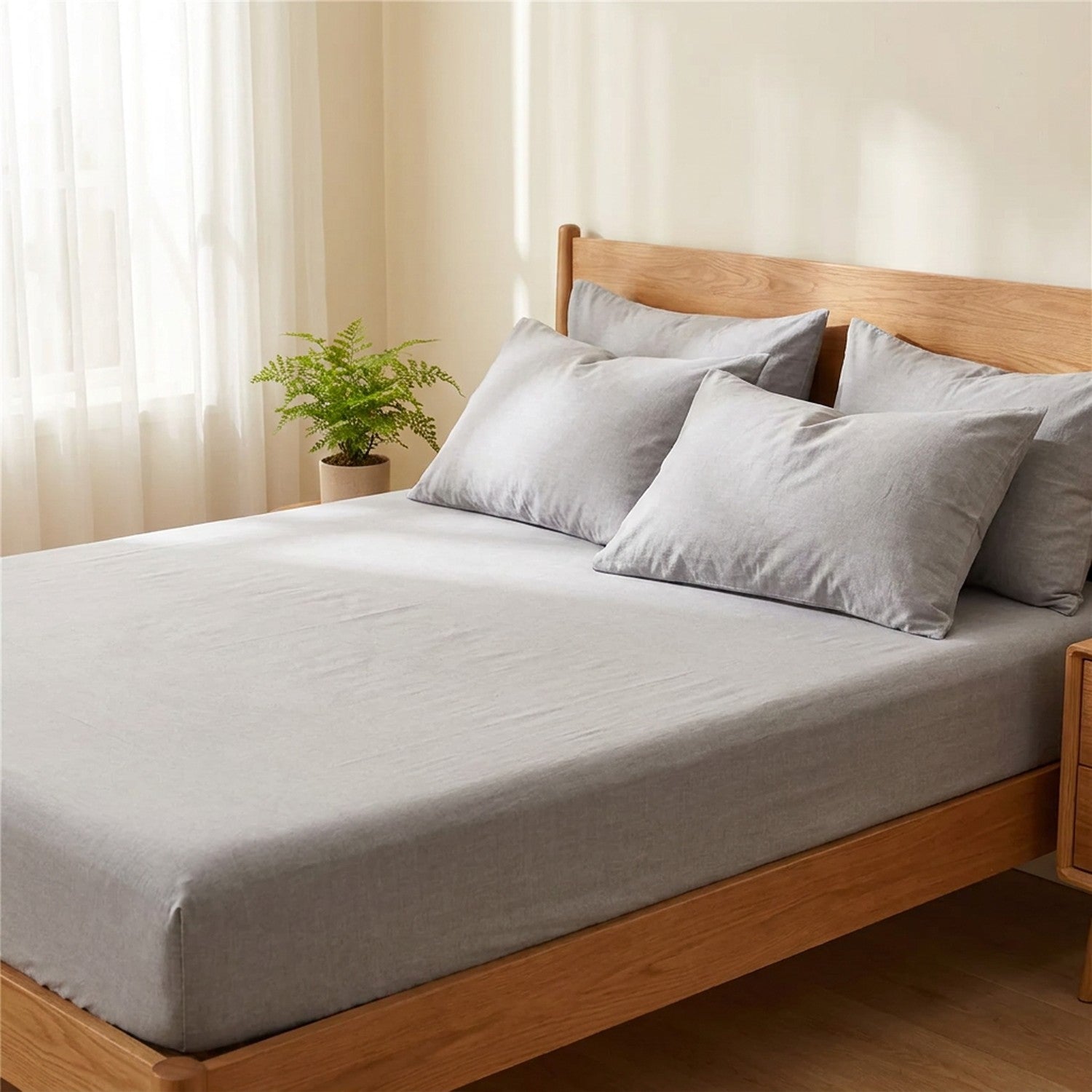 Drap housse gris avec oreillers assortis dans une chambre lumineuse pres d une fenetre