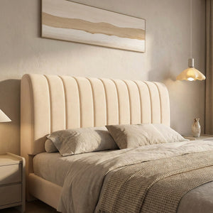 Housse de tête de lit beige capitonnée dans une chambre moderne épurée avec suspension dorée