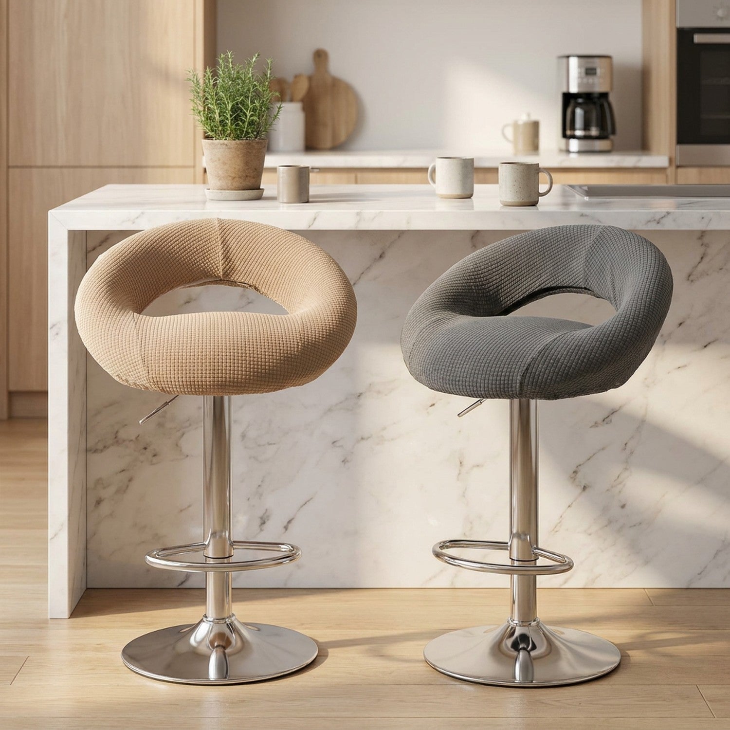 Deux housses de tabouret de bar demi-lune beige et grise installées sur des tabourets près d un ilot en marbre