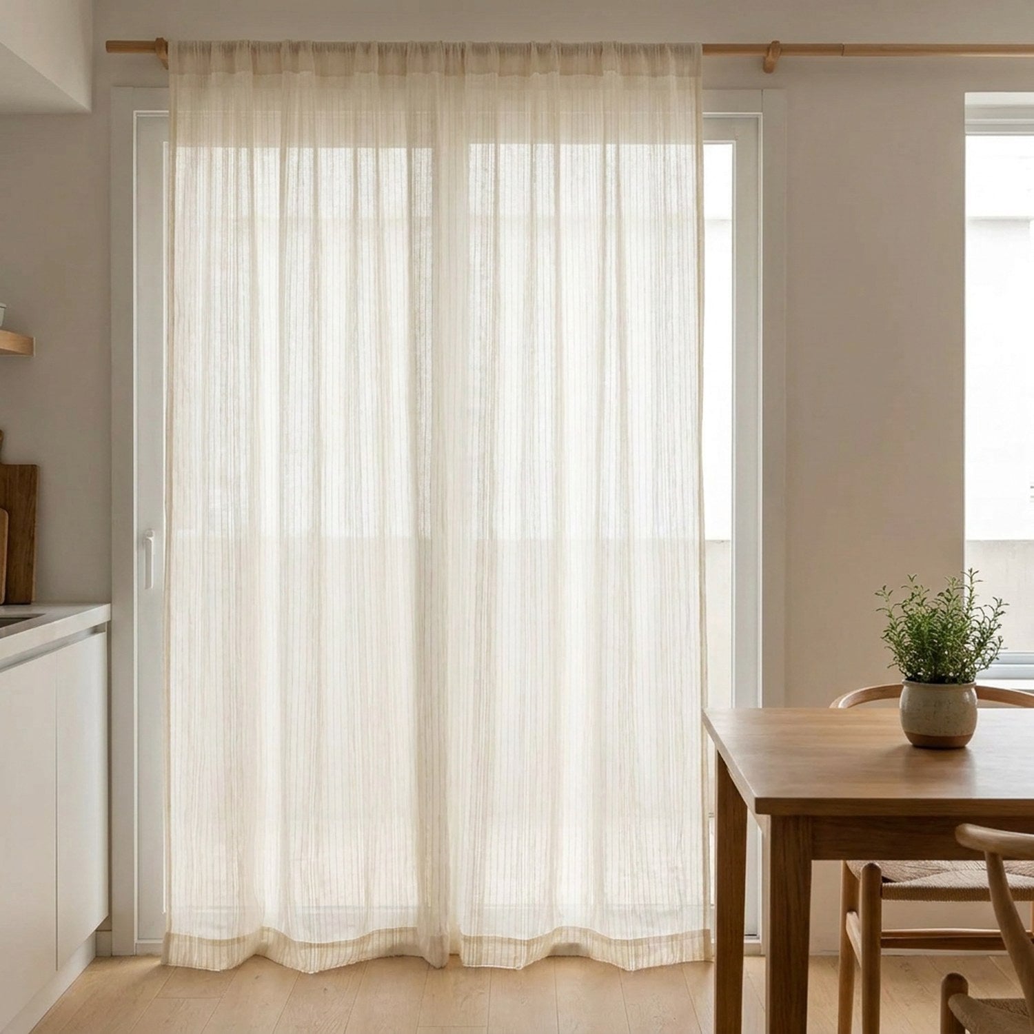 Voilage blanc rayé dans une cuisine japonaise minimaliste avec table en bois
