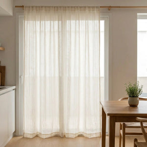 Voilage blanc rayé dans une cuisine japonaise minimaliste avec table en bois