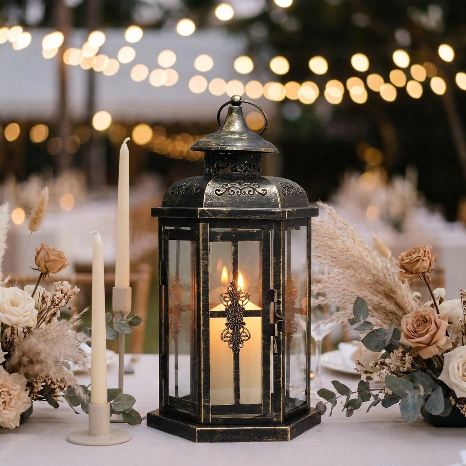 Lanterne en métal vintage en centre de table de mariage avec bougie allumée
