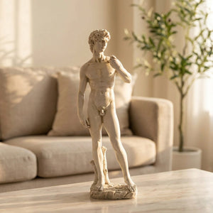 Statue du David en résine ivoire sur un meuble en marbre dans un salon clair