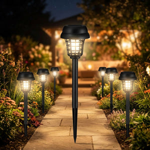 Lampes anti moustique solaires alignées le long d'une allée de jardin éclairée la nuit