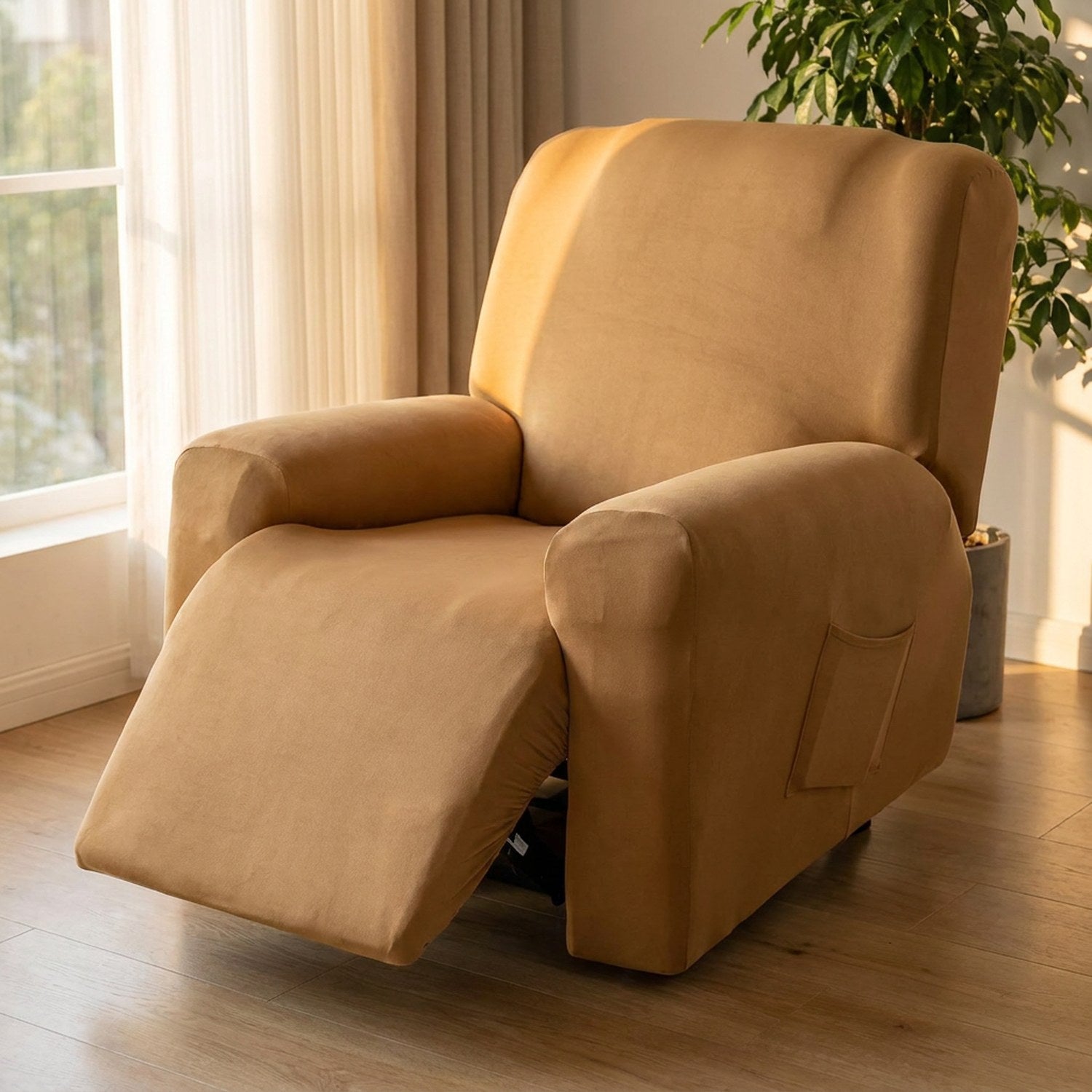 Housse de fauteuil relax beige près d'une fenêtre lumineuse avec une plante