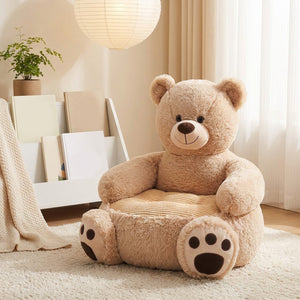 Fauteuil enfant ours en peluche installé dans un coin lecture cosy