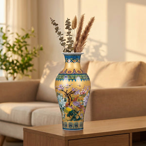 Vase chinois doré garni d'eucalyptus posé sur un buffet dans un salon chaleureux