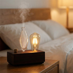 Diffuseur d'huile essentielle pose sur une table de chevet dans une chambre chaleureuse le soir
