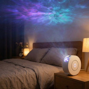 Projecteur de ciel étoilé posé sur une table de nuit illuminant tout le plafond d'une chambre cosy