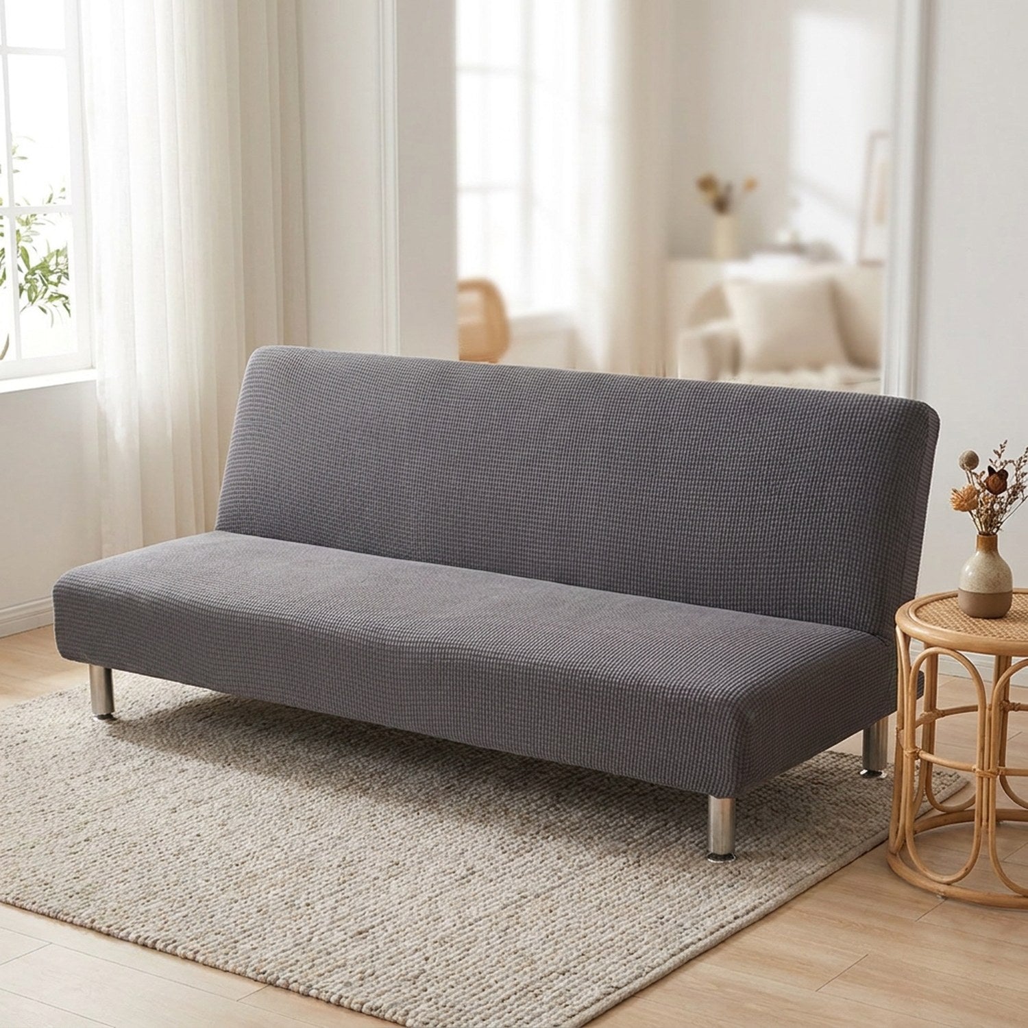 Housse de canapé-lit futon grise dans un salon scandinave chaleureux