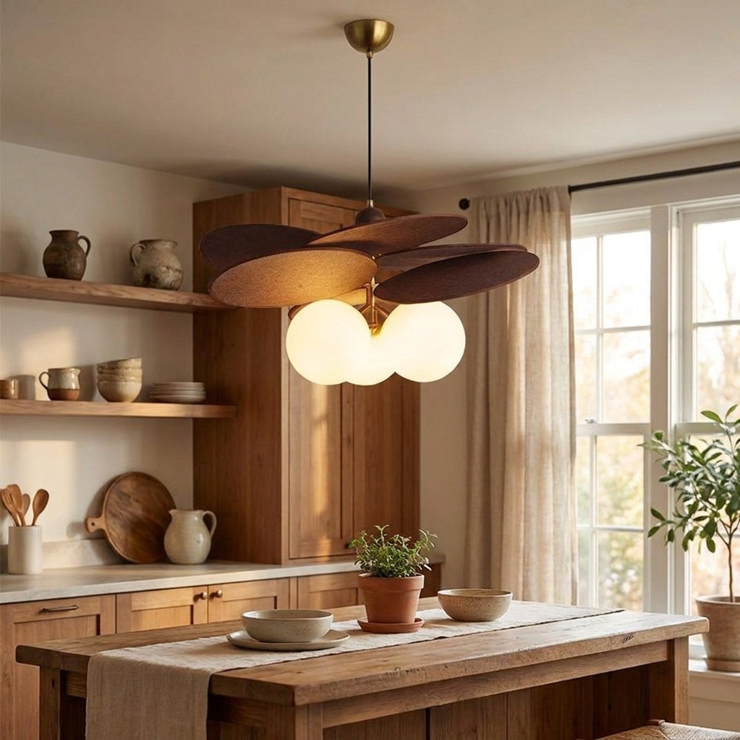 Suspension à pétales trois globes au-dessus d'un îlot de cuisine en bois chaleureux