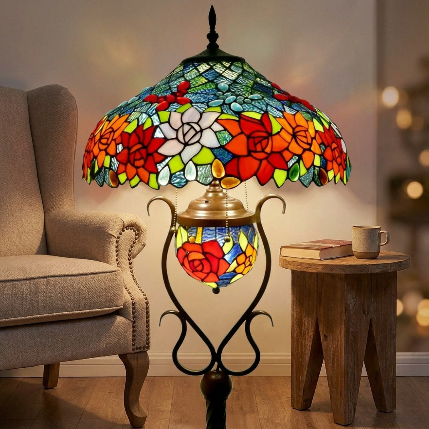 Lampadaire Tiffany allumé près d un fauteuil dans un coin lecture cosy