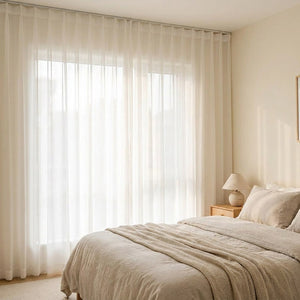 Voilage blanc en tulle transparent devant une fenêtre dans une chambre douce et lumineuse