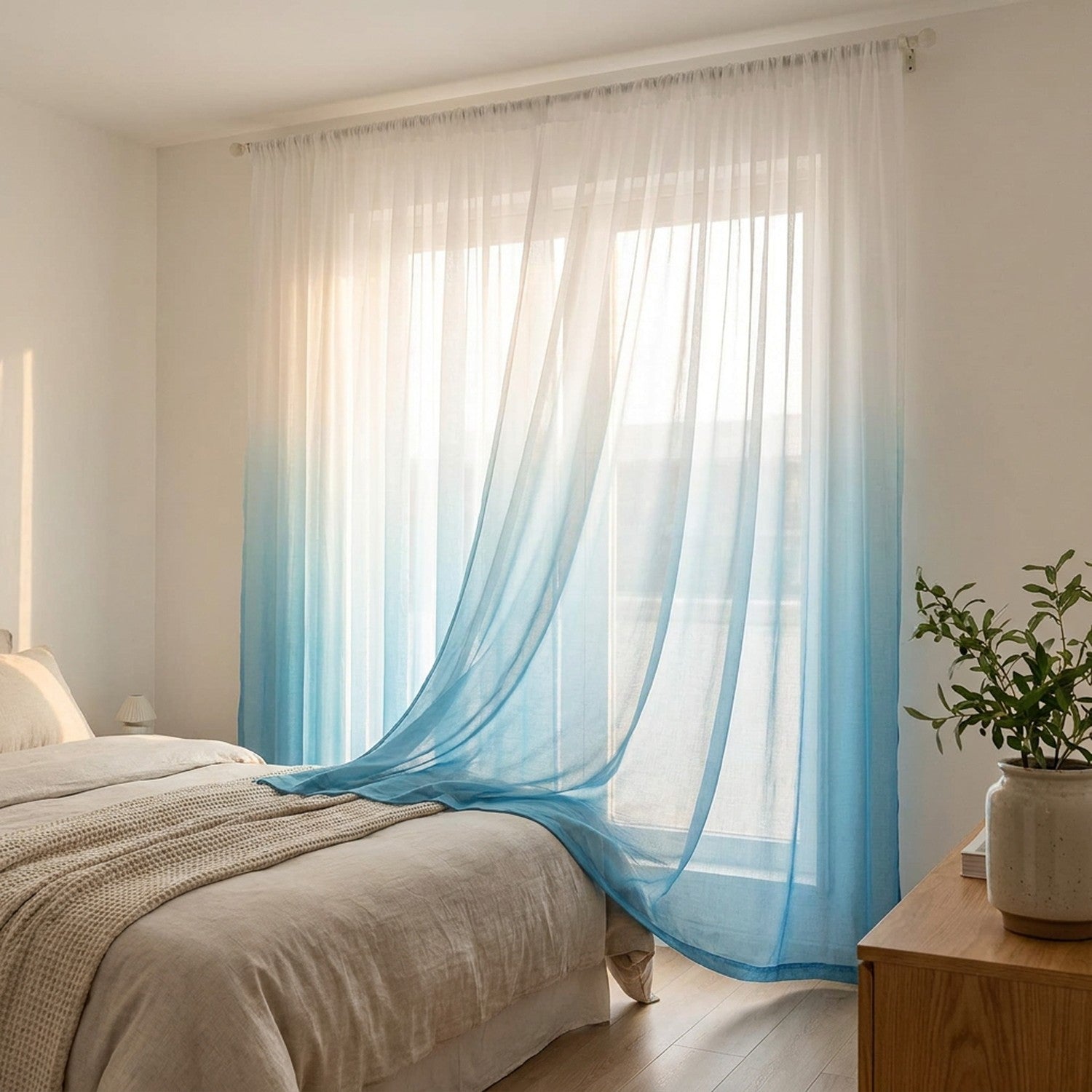 Rideau voile dégradé bleu dans une chambre moderne baignée de lumière