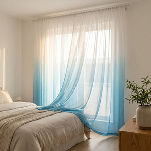 Rideau voile dégradé bleu dans une chambre moderne baignée de lumière