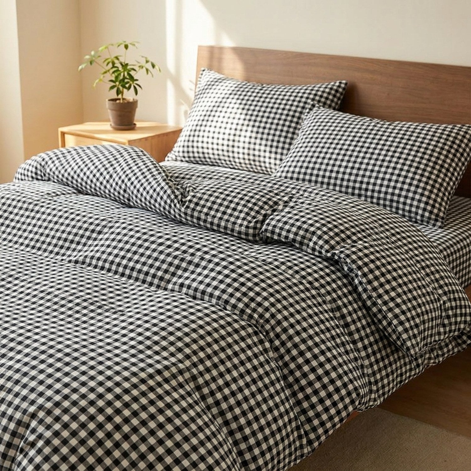 Housse de couette carreaux vichy noirs sur lit dans chambre minimaliste avec tête de lit en bois