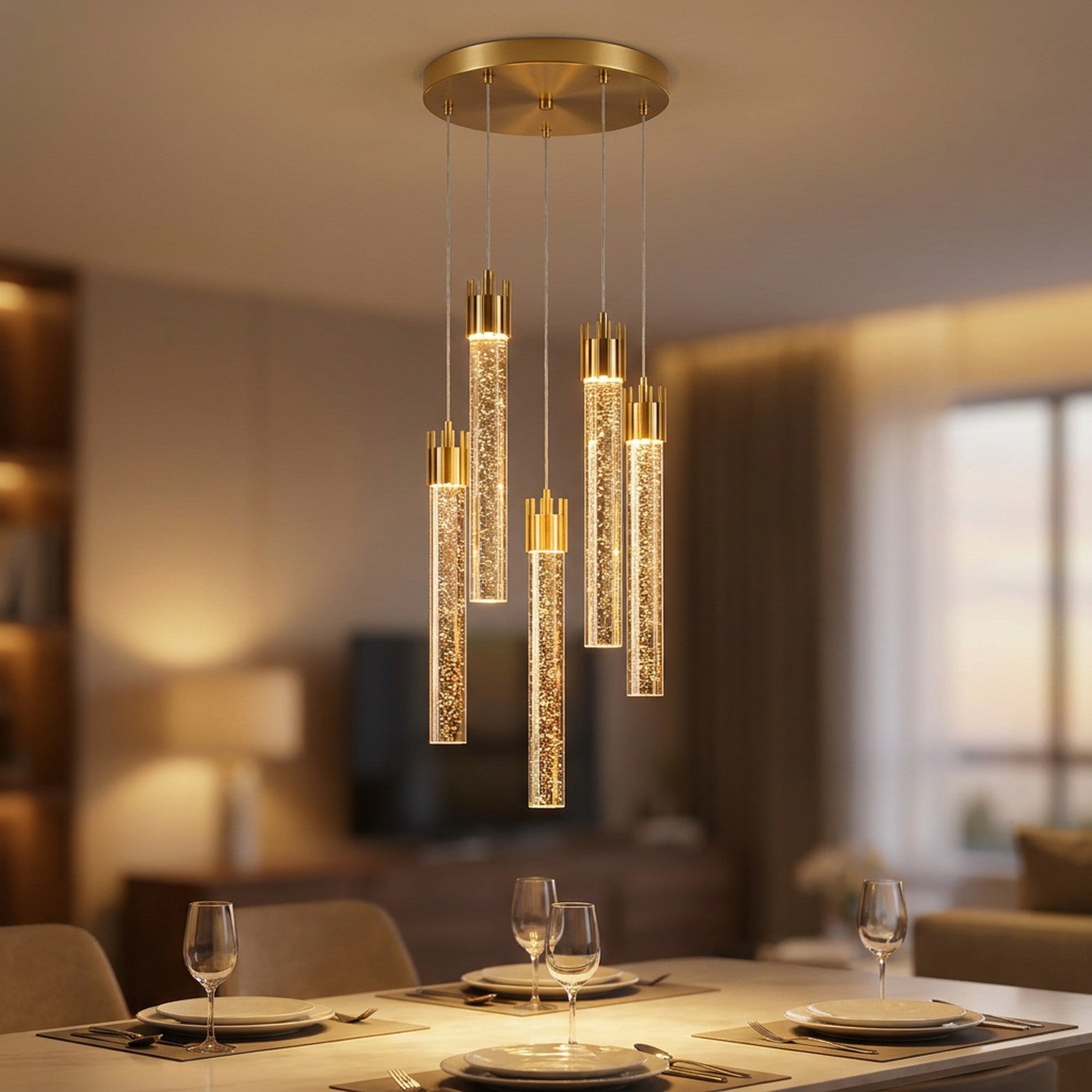 Lustre en cristal doré en cascade allumé au-dessus d'une table de salle à manger