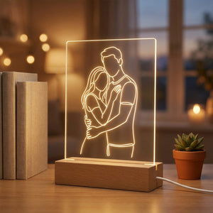 Lampe dessin personnalisée allumée sur un bureau en bois avec des livres et une plante
