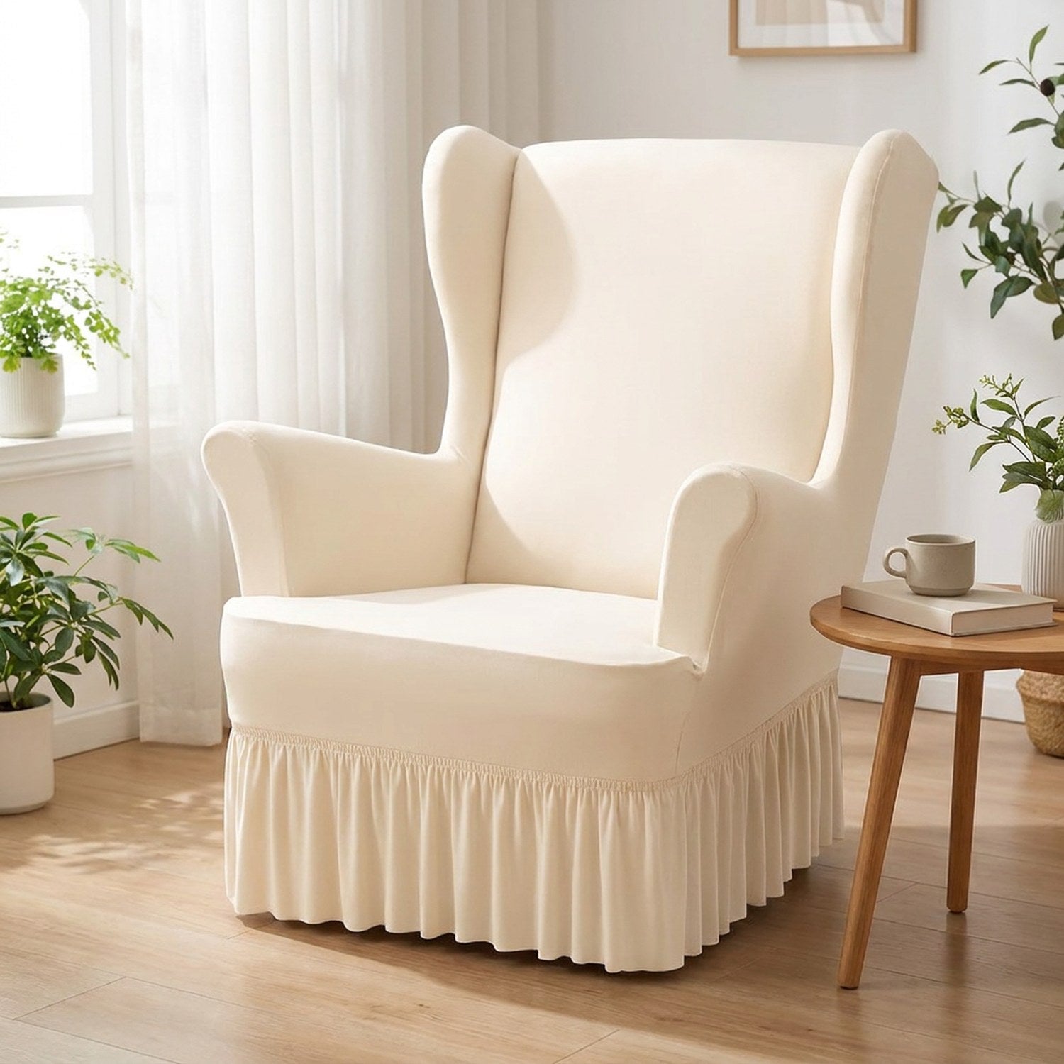 Housse de fauteuil à oreilles écrue dans un salon scandinave près d'une fenêtre