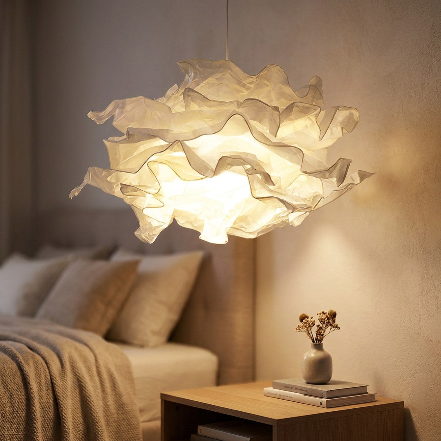 Abat-jour nuage en papier diffusant une lumière douce au-dessus d'une table de chevet
