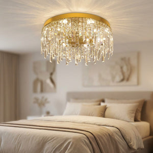 Lustre en cristal doré allumé au plafond d'une chambre cosy