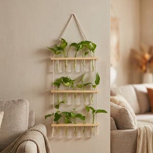 Vase mural trois étages en bois clair avec plantes retombantes dans un salon