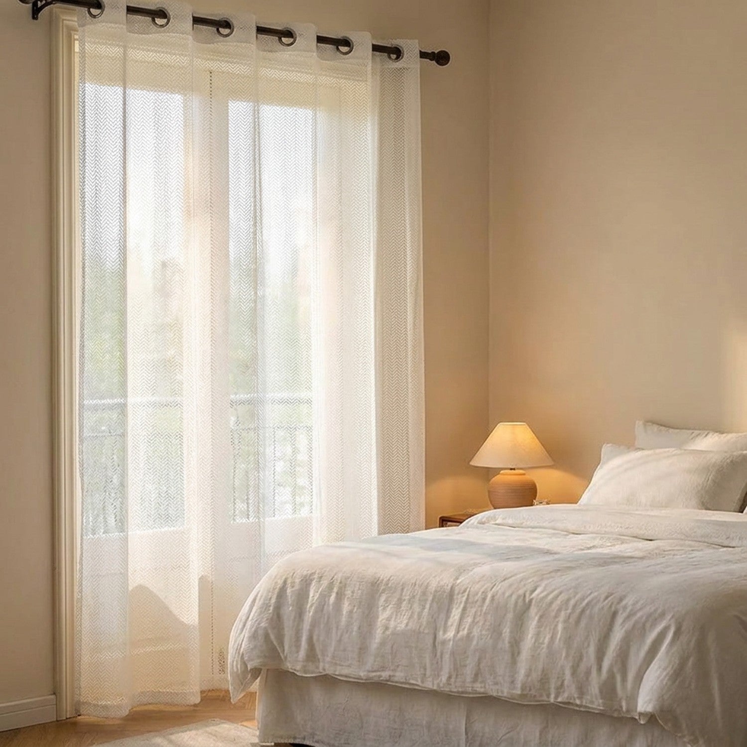 Rideau blanc tricoté suspendu dans une chambre moderne épurée