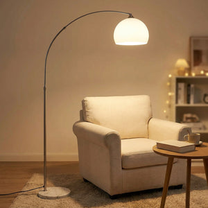 Lampadaire arc éclairé au-dessus d un fauteuil dans un coin lecture cosy