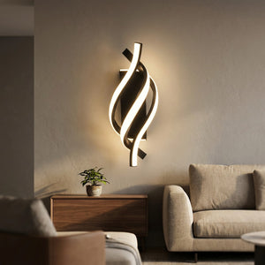 Applique murale LED spirale noire dans un salon moderne