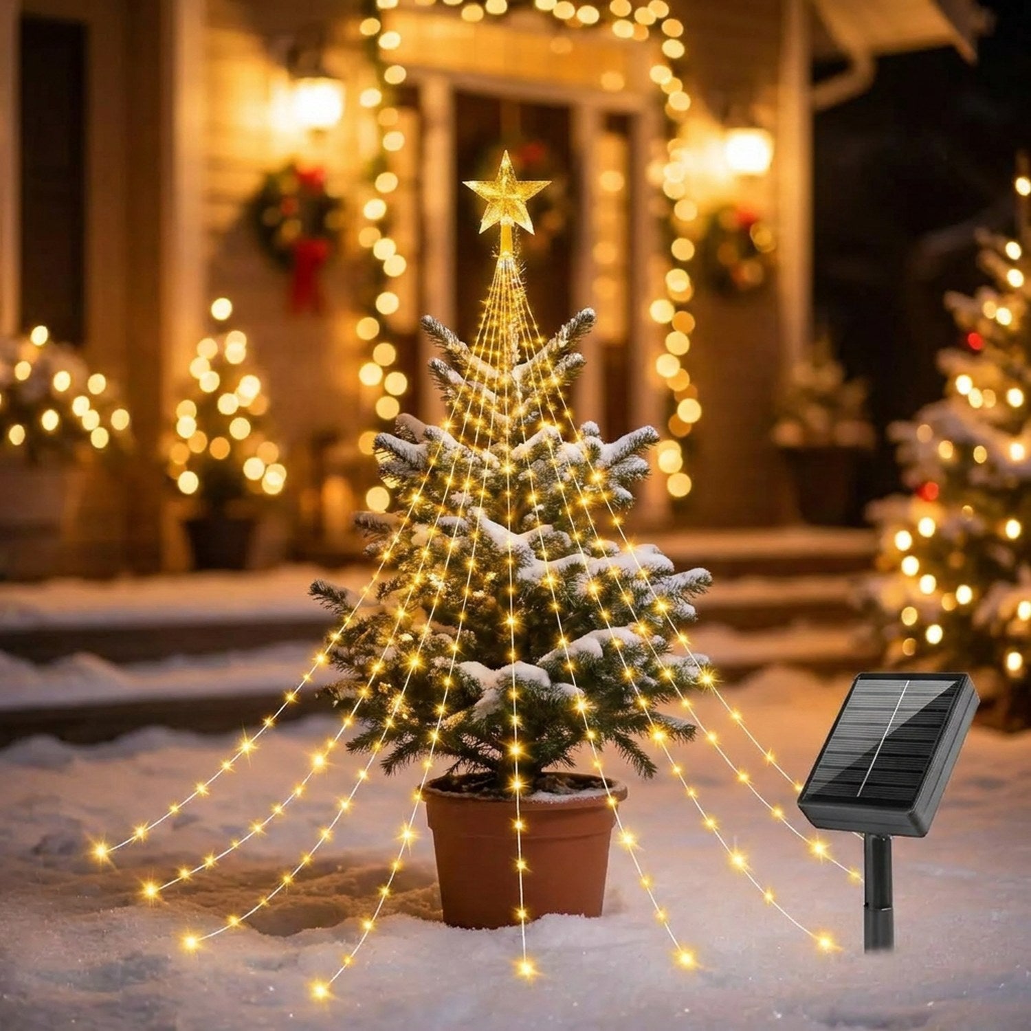 Guirlande solaire de Noël blanc chaud sur un sapin en pot enneigé