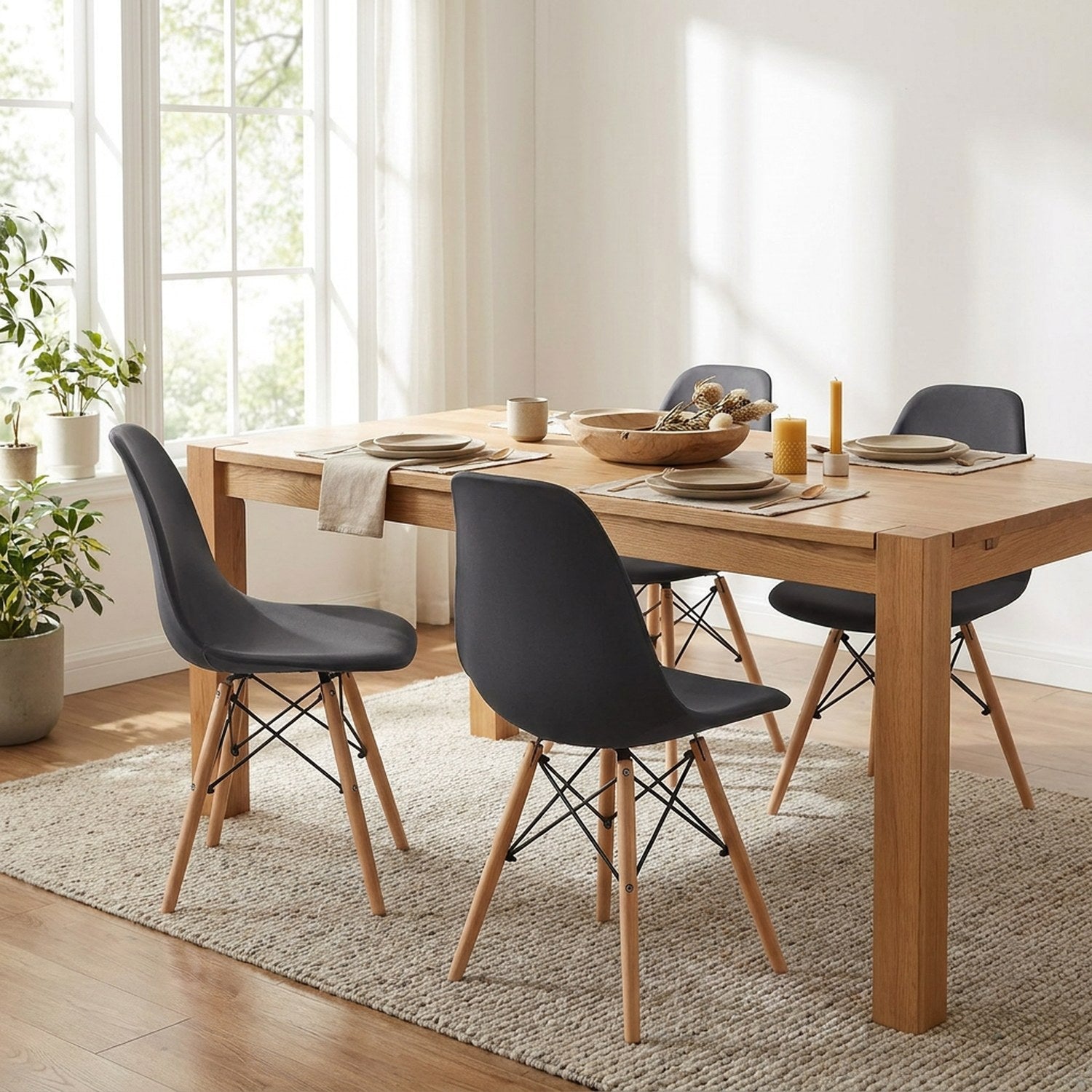 Chaises de salle à manger scandinaves habillées de housses grises autour d'une table en bois