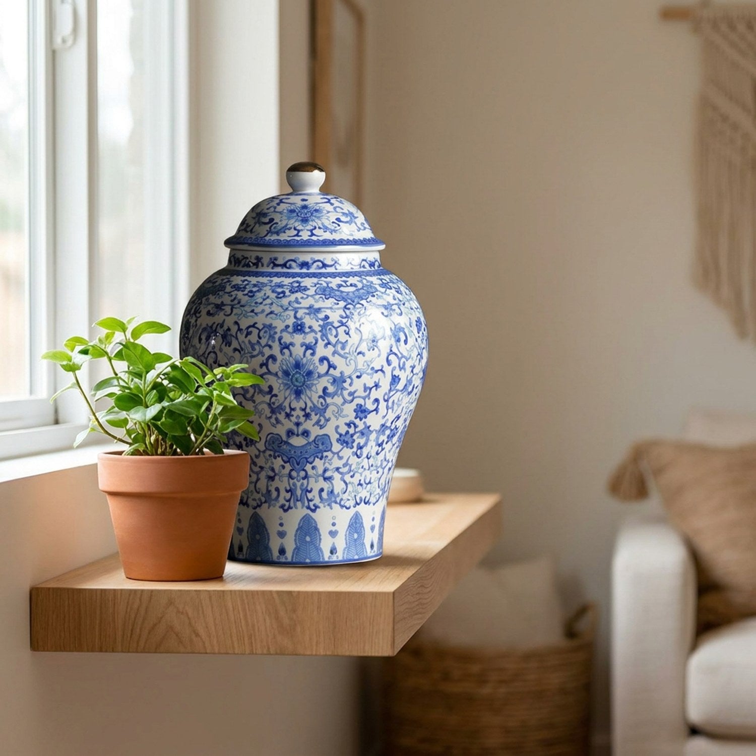 Vase chinois en céramique bleue et blanche posé sur une étagère avec une plante verte