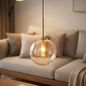 Suspension boule verre transparent ambiance salon canapé moderne
