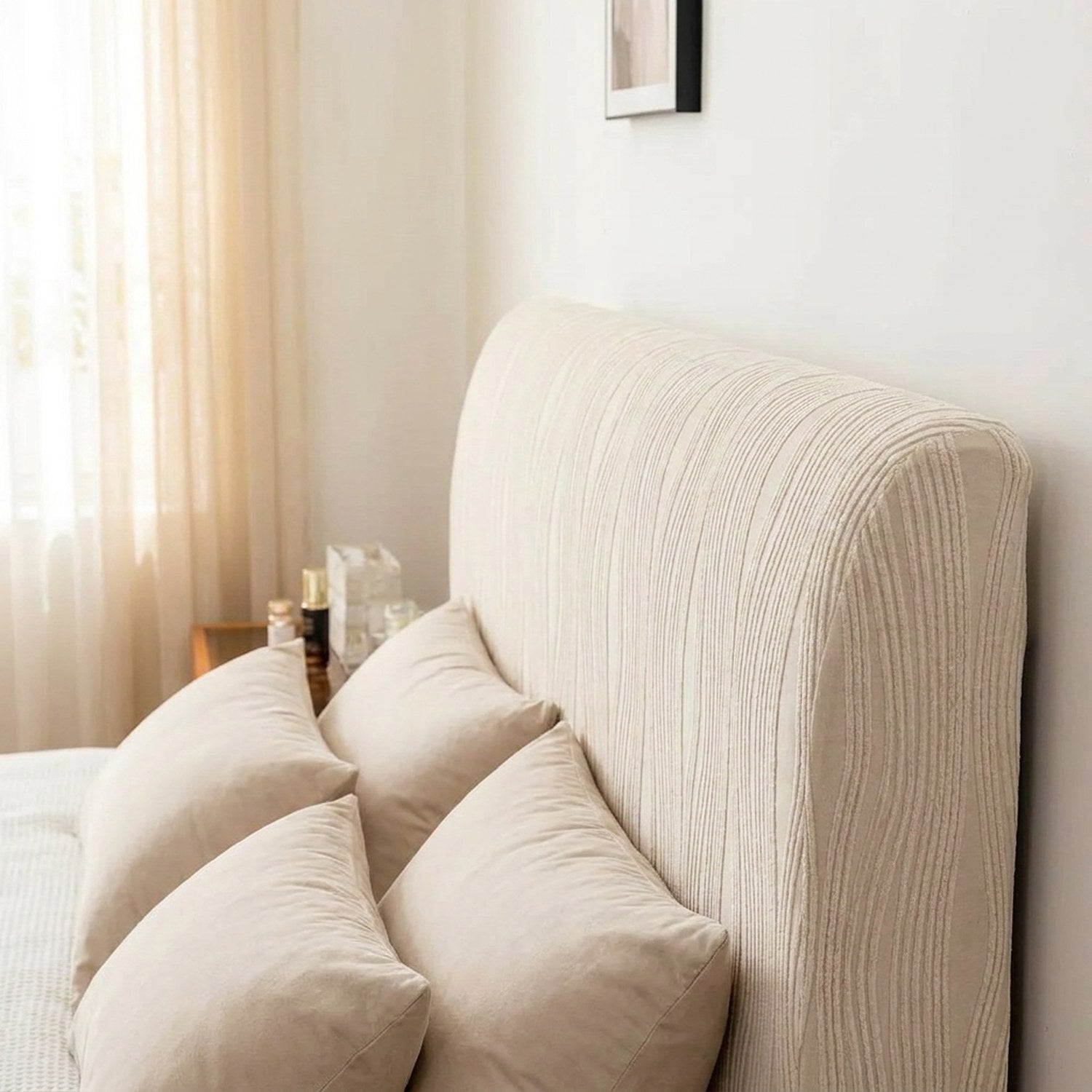 Housse de tête de lit installée sur un lit dans une chambre chaleureuse