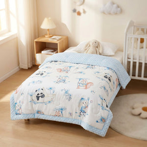 Couverture enfant matelassée dépliée sur un petit lit dans une chambre lumineuse